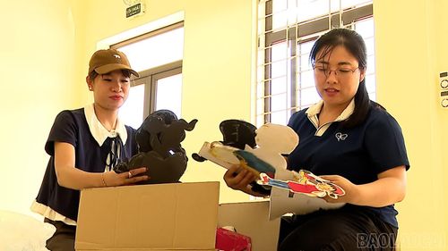 Giáo viên Trường Mầm non Đồng Khê chuẩn bị đồ dùng, trang trí lớp học tại cơ sở mới.
