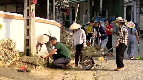 Giáo viên Trường Tiểu học và Trung học cơ sở Suối Bu vệ sinh trường, lớp, sẵn sàng đón học sinh trở lại trường.