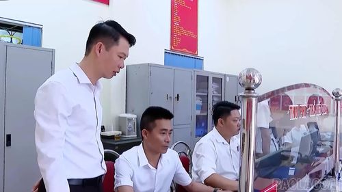 Cán bộ, công chức phường Văn Phú nghiêm túc thực hiện nhiệm vụ, nâng cao tinh thần trách nhiệm trong phục vụ Nhân dân.
