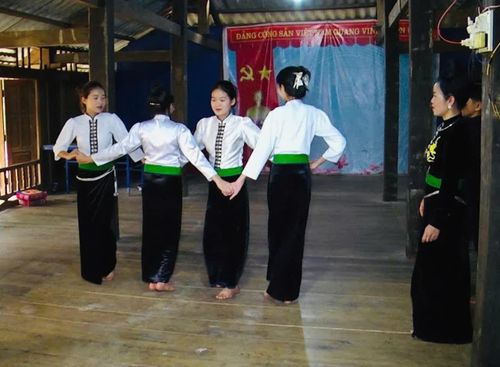 Chị Đinh Thị Hiến tổ dân phố Đoàn Kết, phường Nghĩa Lộ (áo cỏm đen) truyền dạy làn điệu xòe cho thế hệ trẻ