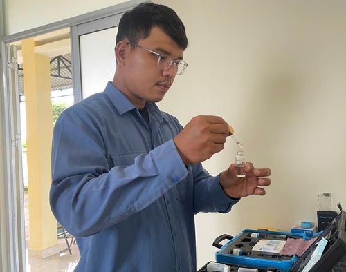Nhân viên kiểm tra mẫu nước tại Cụm cấp nước Giang Tiến