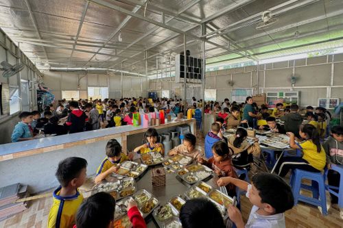 Nhờ đẩy mạnh tuyên truyền, vận động, nhiều trường ở vùng sâu, vùng xa, vùng DTTS đã tổ chức được các bữa ăn miễn phí cho học sinh khó khăn