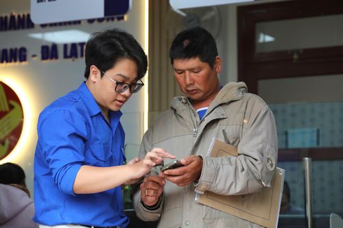 Đoàn viên thanh niên giúp người dân cài đặt các ứng dụng trực tiếp để giải quyết thủ tục hành chính thuận tiện hơn