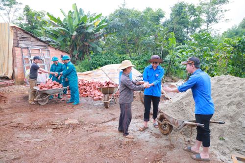 Những ly nước mát tiếp thêm sức cho cán bộ, chiến sĩ và đoàn viên sau giờ lao động
