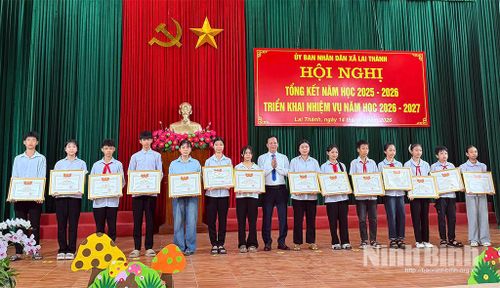 Lãnh đạo xã Lai Thành khen thưởng cho học sinh có thành tích xuất sắc trong năm học 2025-2026. Ảnh: Hồng Nhung
