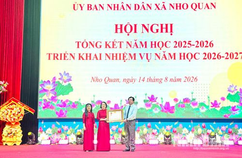 Thừa uỷ quyền, lãnh đạo xã Nho Quan trao Huân chương Lao động hạng Nhất của Chủ tịch nước cho tập thể Trường THCS Nho Quan.