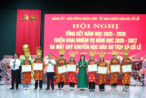 Lãnh đạo Sở Tư pháp, Sở Giáo dục và Đào tạo và lãnh đạo xã Cổ Lễ khen thưởng các em học sinh đạt thành tích xuất sắc trong năm học 2025-2026. Ảnh: Thành Trung