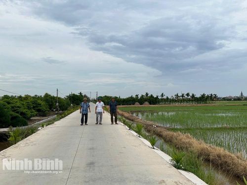 Tuyến đường giao thông nối thôn 14 và thôn 16 được bê tông hóa phẳng lỳ, giúp bà con thuận tiện sản xuất và vận chuyển nông sản.
