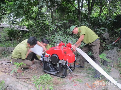 Lắp đặt máy bơm công suất lớn chữa cháy rừng tại phường Lý Thường Kiệt.