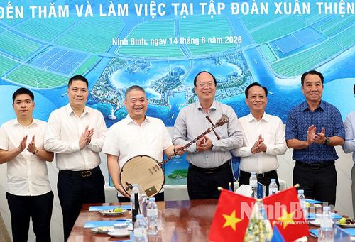 Các đồng chí lãnh đạo tỉnh Cà Mau trao quà lưu niệm cho lãnh đạo Tập đoàn Xuân Thiện.