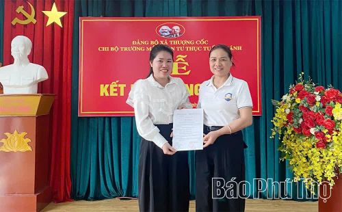 Chi bộ Trường Mầm non tư thục Tuấn Khánh tổ chức kết nạp đảng viên mới.