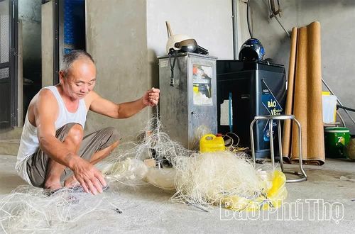 Nhớ nghề và trăn trở mưu sinh, nhiều người dân làng Vân Tập vẫn coi dòng Lô là nơi nuôi sống gia đình, nên nghề chài lưới, nuôi cá lồng ở thôn vẫn được duy trì qua nhiều thế hệ.