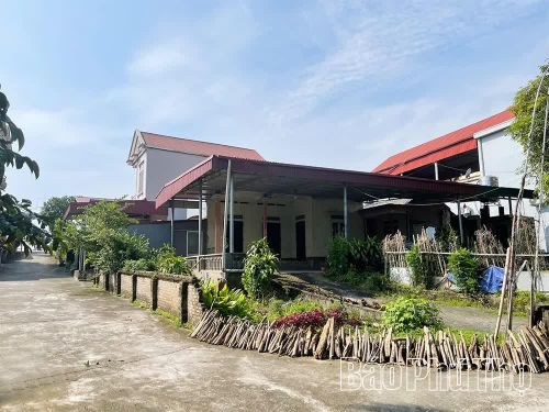 Những ngôi nhà khang trang của vạn chài Vân Tập hôm nay khẳng định cuộc sống an cư ấm no và thanh bình nơi miền đất mới.