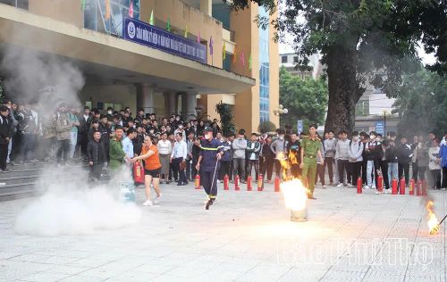 Trường Đại học Công nghiệp Việt Trì phối hợp với lực lượng chức năng tổ chức tập huấn về phòng cháy, chữa cháy và cứu nạn, cứu hộ.
