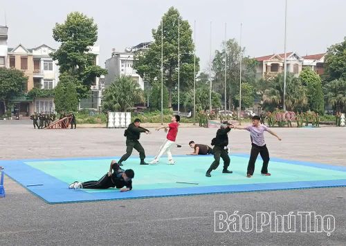 Cảnh sát cơ động thực hành diễn tập xử trí tình huống.