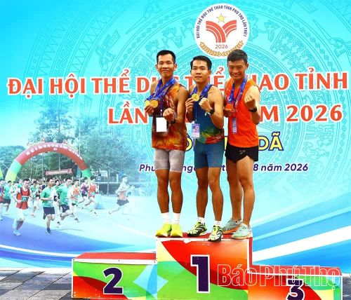 VĐV Đinh Thanh Huệ (ngoài cùng bên trái) cùng đồng đội giành Huy chương Vàng nội dung đội nam, góp phần vào thành tích chung của đoàn Sở Giáo dục và Đào tạo. 
