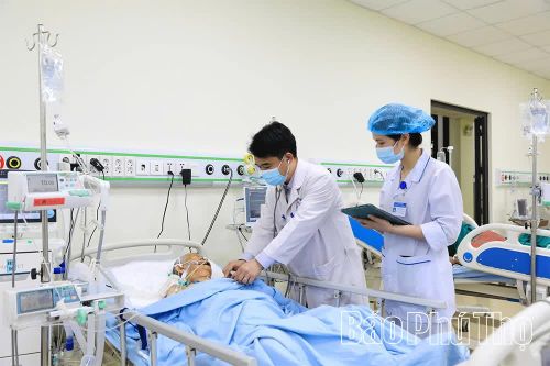 Các bác sĩ sử dụng bệnh án điện tử trong theo dõi, điều trị cho bệnh nhân.