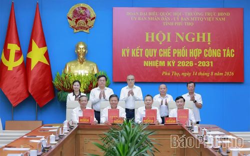 Các đồng chí lãnh đạo 4 cơ quan thực hiện ký kết Kế hoạch thực hiện chương trình phối hợp.