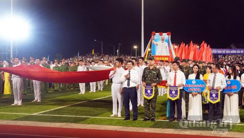 Đồng chí Trần Vũ Khiêm, Phó Bí thư Thường trực Tỉnh ủy, Trưởng đoàn đại biểu Quốc hội tỉnh tặng cờ và chụp ảnh lưu niệm cùng các đoàn - Ảnh: N.M