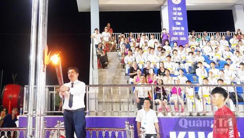 Đồng chí Trần Vũ Khiêm, Phó Bí thư Thường trực Tỉnh ủy, Trưởng đoàn đại biểu Quốc hội tỉnh cùng các vận động viên thực hiện nghi thức thắp sáng ngọn lửa Đại hội - Ảnh: N.M