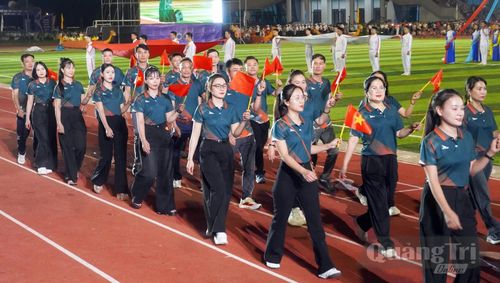 Các đoàn diễu hành tại lễ khai mạc - Ảnh: N.M