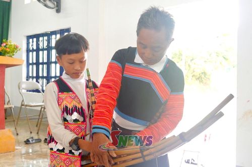 Ông Mùa Pao Dê hướng dẫn học viên cách thổi khèn.
