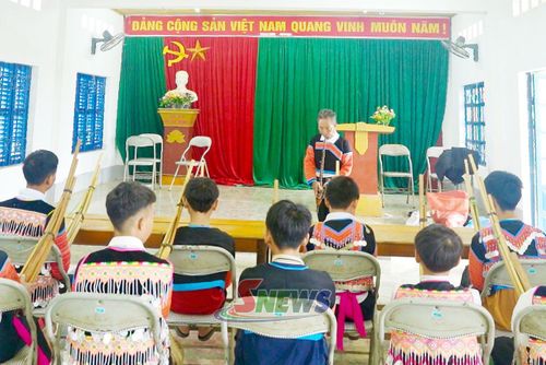 Lớp học khèn Mông của ông Mùa Pao Dê tại Nhà văn hóa bản Háng Chơ, xã Xím Vàng.