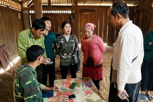 Cán bộ kiểm lâm địa bàn xã Phiêng Cằm hướng dẫn nhân dân ứng dụng công nghệ trong quản lý bảo vệ rừng.