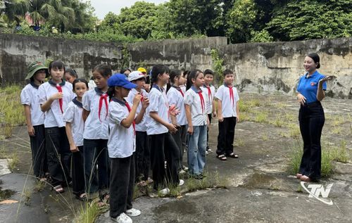 Học sinh Trường Tiểu học Giang Tiên tham gia sinh hoạt ngoại khoá tại Di tích Xưởng quân giới Giang Tiên.