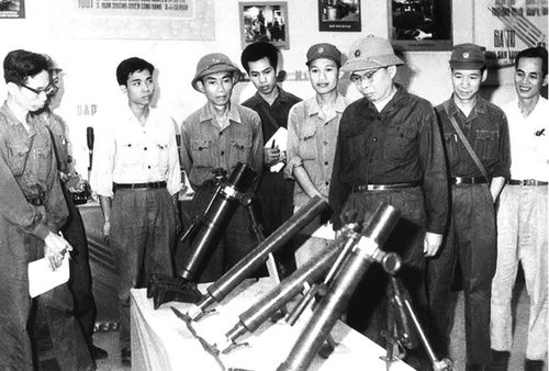 Giáo sư Trần Đại Nghĩa (thứ 3 từ phải sang) xem sản phẩm do Quân giới sản xuất thời chống Mỹ. Ảnh: TƯ LIỆU