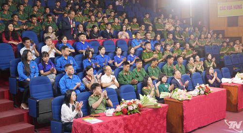 Các đại biểu dự chương trình khai mạc.