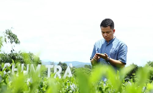 Anh Nguyễn Hà Cương đang tỉ mỉ kiểm tra những búp chè non tại vùng nguyên liệu Cầu Đá (La Bằng, Thái Nguyên), nơi khởi nguồn của thương hiệu "CHUM TRÀ - Phong vị địa phương".