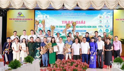 Ban Tổ chức và các tác giả đoạt giải chụp ảnh lưu niệm.