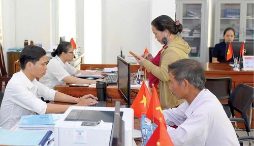 Phục vụ người dân đến giải quyết thủ tục hành chính tại phường Hương Trà. Ảnh: Đức Quang
