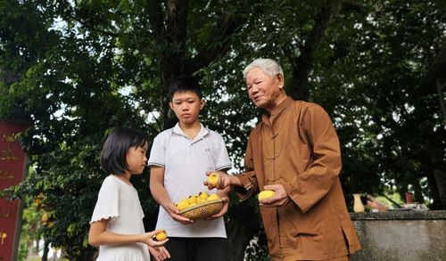Quả thị gợi nhớ về cô Tấm trong câu chuyện của ông, của bà