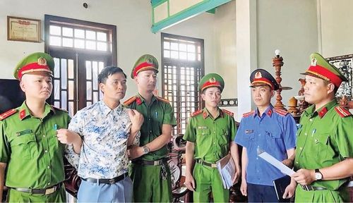 Lực lượng chức năng đọc quyết định khởi tố vụ án hình sự, quyết định khởi tố bị can và lệnh bắt tạm giam đối với Mai Hoàng. Ảnh: Công an TP. Huế