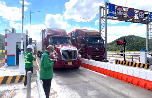 Hoạt động thu phí diễn ra thuận lợi, an toàn. Ảnh: N.H.