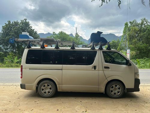 Xe khảo sát tình trạng đường bộ được trang bị hệ thống thiết bị chuyên dụng gồm camera phía trước, thiết bị định vị GPS, thiết bị đo gia tốc (IMU), máy quét laser, camera chụp ảnh mặt đường phía sau và cảm biến laser đo chuyển vị theo phương đứng.