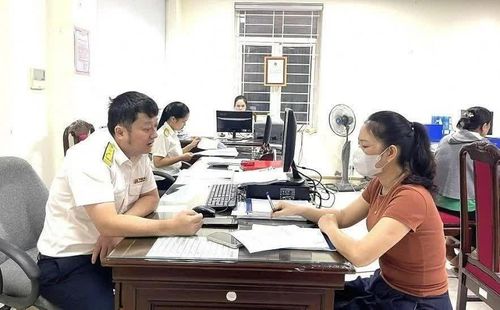 Công chức Thuế tỉnh Cao Bằng hỗ trợ người nộp thuế. Ảnh: CTV.