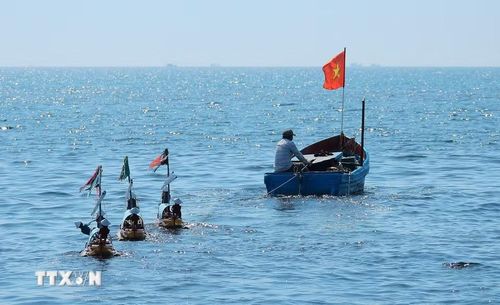 Lễ Khao lề thế lính Hoàng Sa tái hiện cảnh tiễn đưa các hùng binh Hoàng Sa kiêm quản Bắc hải năm xưa lên đường làm nhiệm vụ với Tổ quốc. Ảnh: Quốc Khánh/TTXVN