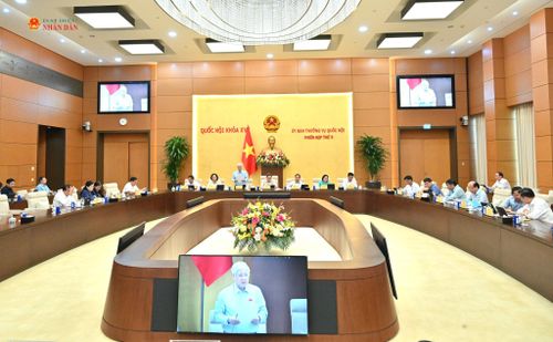 Phó Chủ tịch Thường trực Quốc hội Đỗ Văn Chiến điều hành phiên họp