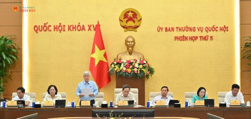Phó Chủ tịch Thường trực Quốc hội Đỗ Văn Chiến điều hành phiên họp