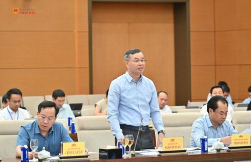 Bộ trưởng Bộ Tài chính Ngô Văn Tuấn trình bày Tờ trình về giải pháp thống nhất các Chương trình mục tiêu quốc gia