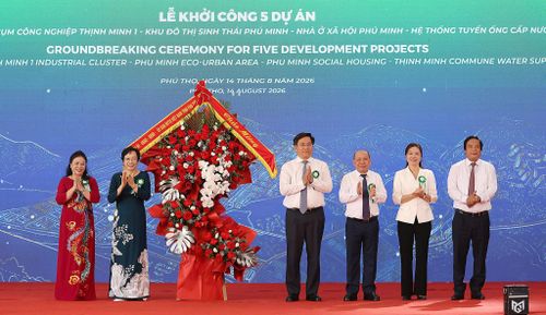 Chủ tịch UBND tỉnh Trần Duy Đông cùng các đồng chí Lãnh đạo tỉnh tặng hoa chúc mừng Liên danh nhà đầu tư.