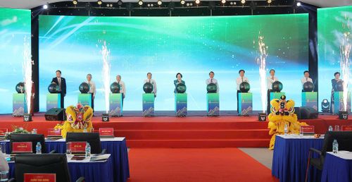 Phó Thủ tướng Chính phủ Phạm Thị Thanh Trà cùng đại diện lãnh đạo các bộ, ngành Trung ương; lãnh đạo tỉnh Phú Thọ, nhà đầu tư bấm nút khởi công dự án.