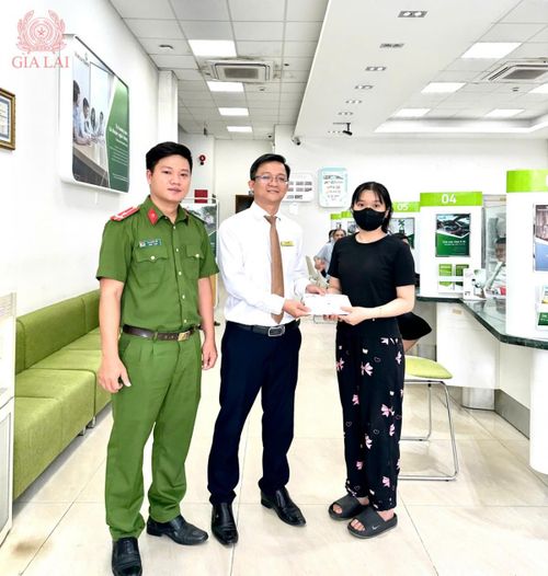 Cán bô Phòng Giao dịch Bồng Sơn, Vietcombank chi nhánh Bình Định trao lại 40 triệu đồng tiền mặt cho chị N.N.T. - Ảnh: CA Gia Lai