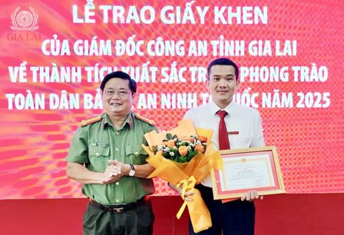 Anh Mai Xuân Thịnh, cán bộ Phòng Giao dịch Agribank Đề Gi thuộc Agribank chi nhánh Bình Định được CA tỉnh Gia Lai tuyên dương - Ảnh CA Gia Lai