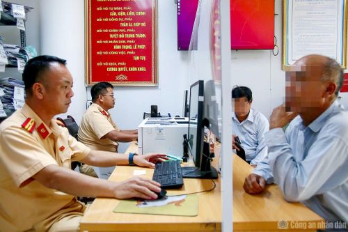 Nhiều người dân đến xử lý sau khi nhận được thông báo vi phạm.