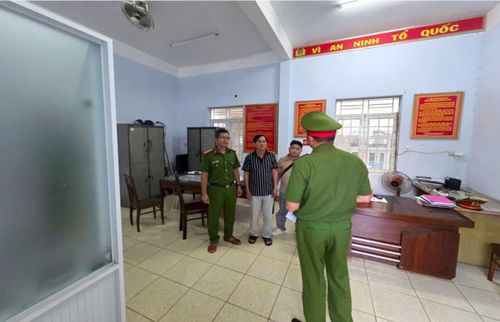 Và tống đạt các quyết định khởi tố đối với Lương Văn Phùng (Ảnh CA cung cấp).