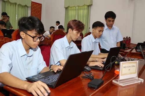 Nhóm sinh viên Trường Đại học Cửu Long tham gia diễn tập với vai trò Đội Tấn công (Red Team), thực hiện các kỹ thuật khai thác lỗ hổng của hệ thống.
